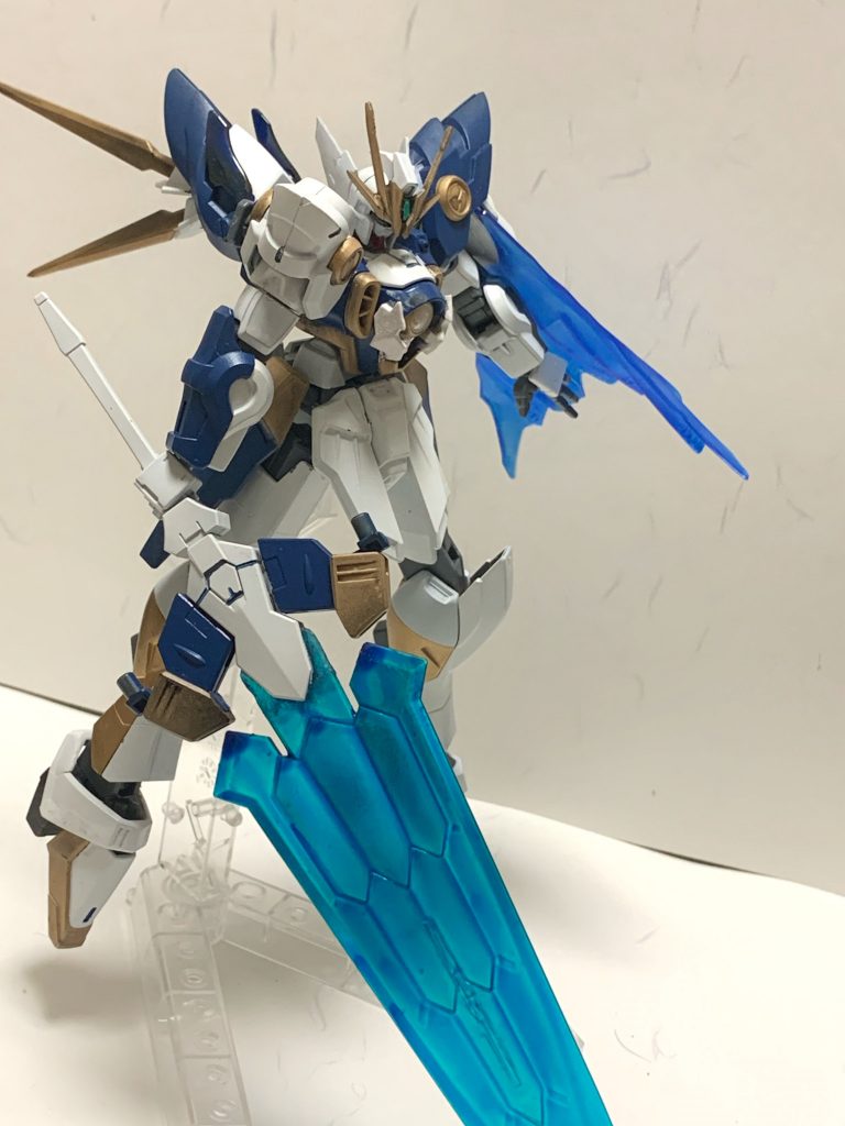 その《ペンドラゴンシステム》を使うことで必殺技のバスターソード グロリアを使用することができます。高出力で薙ぎ払われる大剣は強力なものとなります。余談ですが、ビルドダイバーズの世界はビルドファイターズの世界と同じ世界ということが、作中で描かれていますが、現実のように、フェニーチェやゼロ炎等のビルダーが作った機体も商品化しているのでしょうか？塗装や写真等まだまだ技術が足りないので今後も勉強していきたいです。閲覧ありがとうございます。(^ω^≡^ω^)