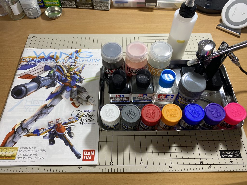 使用した塗料たち。ピンクサフの効力と、プレミアムフラットクリアーの滑らかさに驚きました。