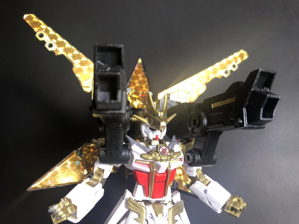 必殺技は、背中のリフレクターで大地からのエネルギーを受け、ジェネレータと連結させた背中のキャノン砲から強力なビームを放つ「玄武破山砲」!ユニコーンから一転、DXのツインサテライトキャノンのような見た目に。さて、ようやく四神全てが出揃いました。つまり、表紙?というかサムネのアレの出番ですね。