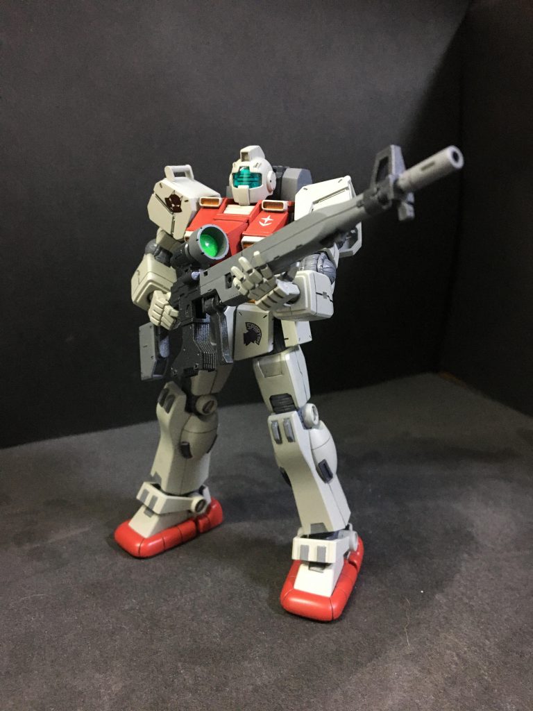 アリシア機がスナイパーとして行動していたので今回武装はスナイパーライフルのみにしました笑スナイパーライフルは原作とは形が違いますがシステムウェポンキットの物を採用、スコープ部分はHアイズをハメ込みました😄ちなみにサンダーボルトのジム共通パーツのキットは平手パーツが無いのでrevive版ガンダムの平手パーツとサンボル版ジムの手でミキシングしました👍