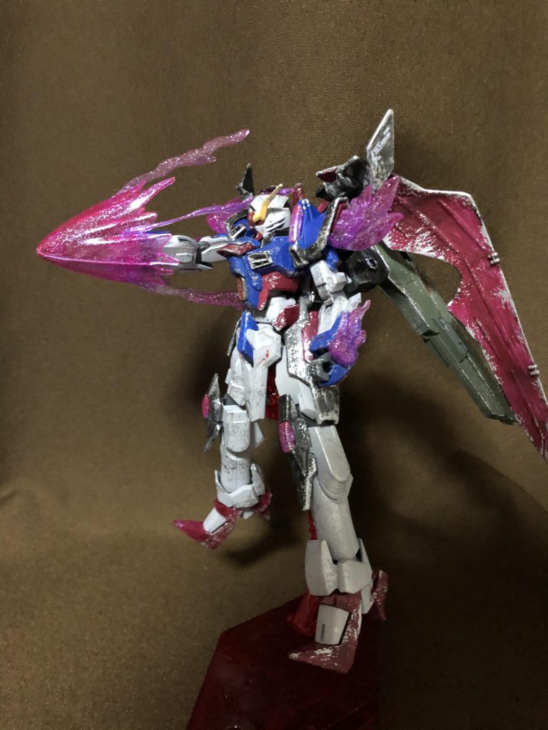 《フィアンマ・フィオキーナ》開放型のビームジェネレーターとしての機能も持ち合わせる掌部ビーム砲は、『炎の翼』と併用させることで破壊力をさらに高めることができる。その威力は戦艦をも一撃で破壊可能であり、(用途が限定的なタルタロスを除けば)本機の搭載する武装群の中ではもっとも高威力とされている。