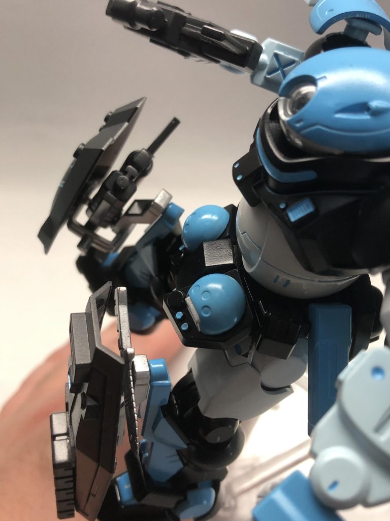 足のシールドの裏にはロングレンジ形態のロングレンジ部分やナイフを磁石でくっつけていつでも取り出せるようにしてます(自己満足部分)