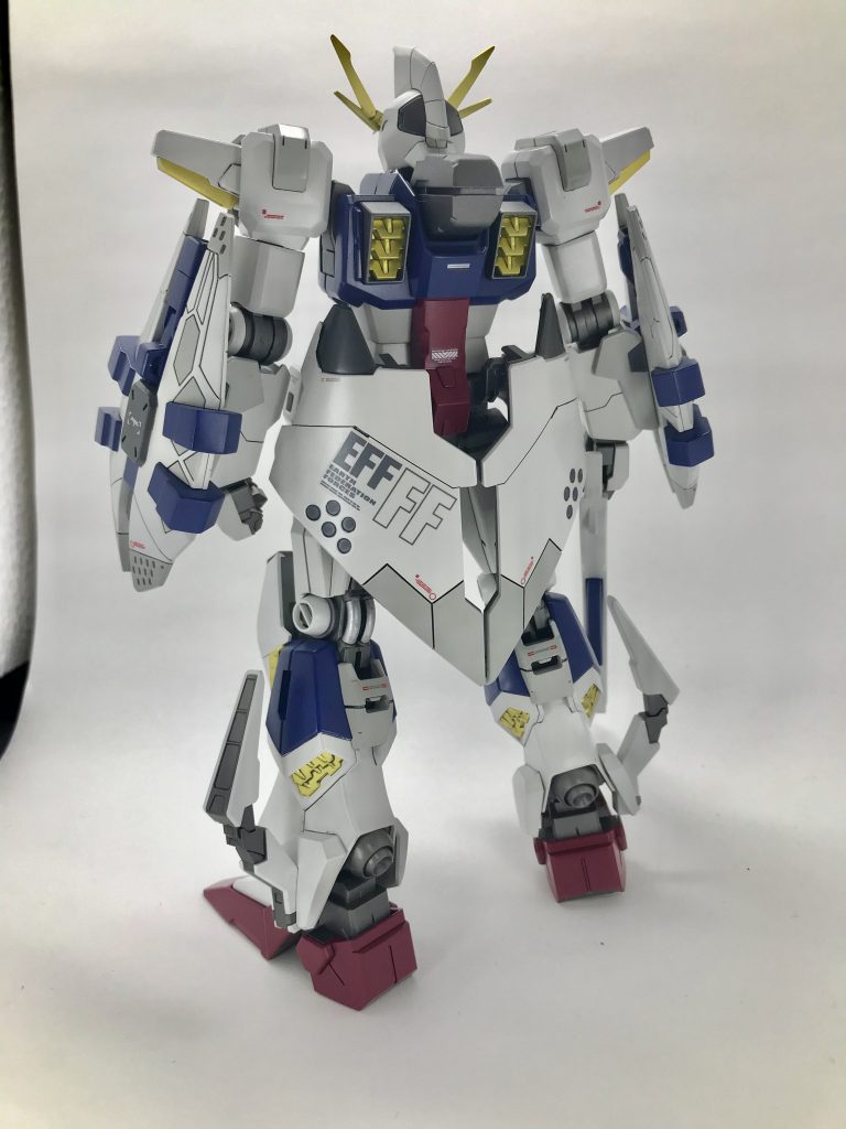 落ち着いた色味のトリコロールで連邦のモビルスーツ感が出つつも、ツインアイを濃いめのピンクにしてあるのでライバル機の感じも出せたかなと思います。