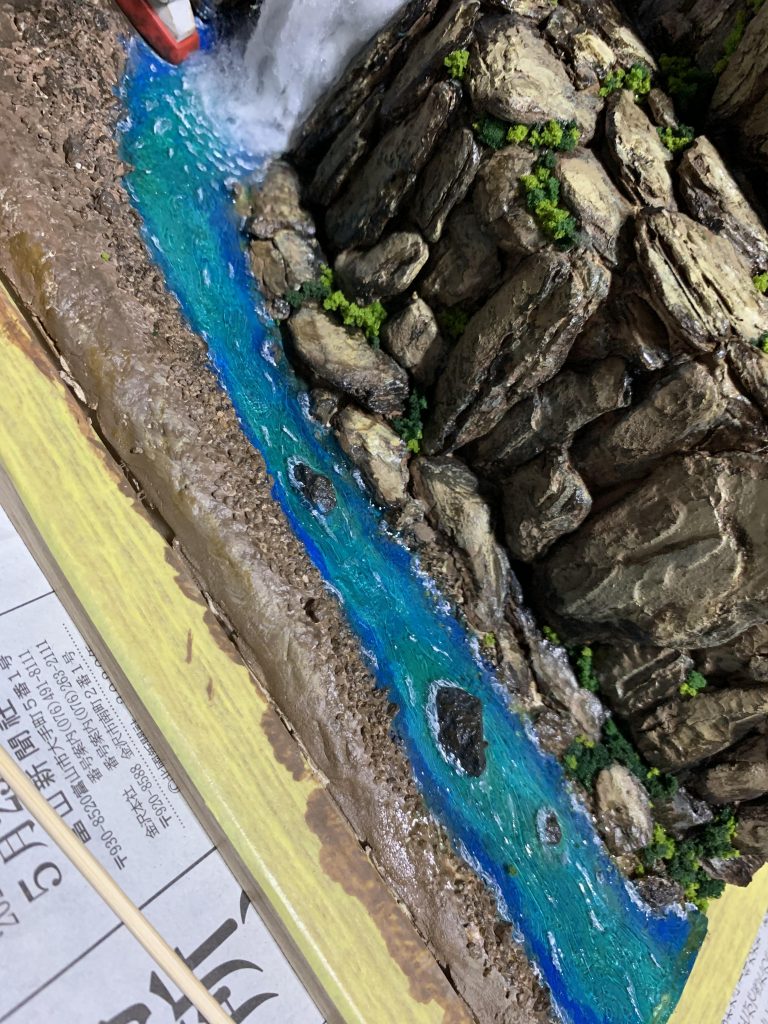 川の流れの表現にゎジェルメディウム❗️まずゎ透明なままである程度の流れを作り、その後白い絵具を混ぜたジェルメディウムで白波を作りました✨