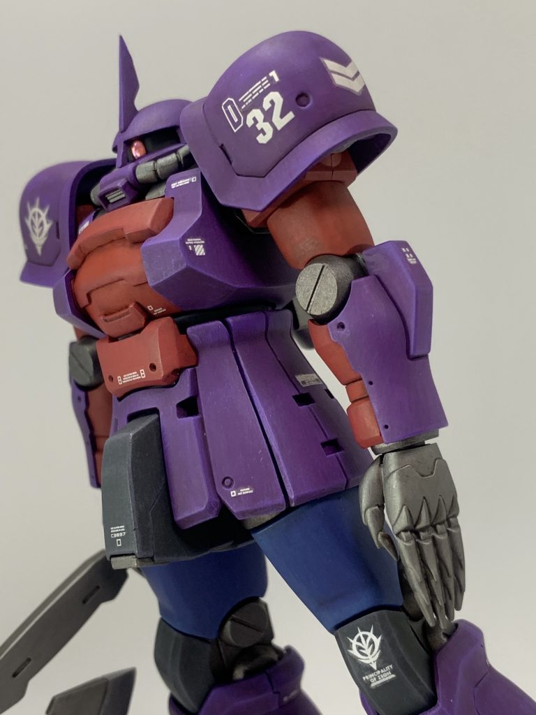 拳のトゲトゲがどうにも受け入れられなかったので、貫手にアレンジ。武器も近接戦特化ということにして大型ヒートホークにしました。