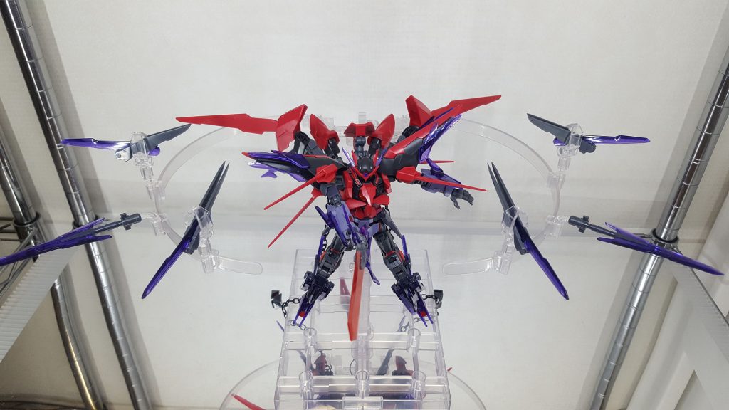 武装2【舞え、黒鳥の羽根よ(ソードスレイブ)】「殺した獣の死骸から道具や武具を作ることがある。それは本当に何の変哲もない品であろうか?命はそれほど単純ではない・・・勇者が手に入れた黒鳥の羽根も、その一つである」ウイングに取り付けられた6本の遠隔操作武器です。脳量子波のコントロールにより、自在に操作することが可能です。