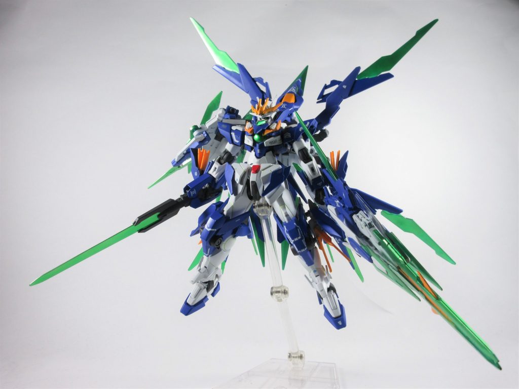 クアンタム・シュぺルブGNドライブを直結させクアンタムバーストを行い生成した超高濃度のGN粒子を機体内部に高速循環させより純度を高め、それを全面開放して機体のスペックと各武装の性能を限界まで高めた形態通常のトランザムを大幅に上回る機体性能を発揮するものの、元々戦闘用でないクアンタムバーストを無理矢理戦闘用に改悪したシステムである為安定稼働が難しい上に機体にかかる負担は凄まじく、おまけに元々扱いきれないスペックだったものが更に強くなり制御が困難になることから、長時間の戦闘には向かない最後の切り札的な扱いである。また通常のトランザムも無論可能であることから不確定要素が多すぎて安定した稼働が出来ないこの形態になることはあまりないちなみに、刹那が戦いを通して成長し、対話によって相互理解を果たし争いを止めるといった感動的なシステムであったものを改造して戦いに特化したシステムにしたことを割と後悔しているらしいとか