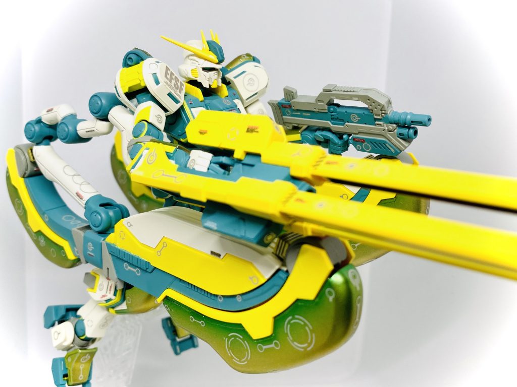 パステルカラー+発光風カラーでは神っぽい感じがでないのでホログラム系のデカール、しかも丸系のデカールを多用することで機械と非機械のハザマ(古代兵器っぽい感じ)の存在に仕立てました。