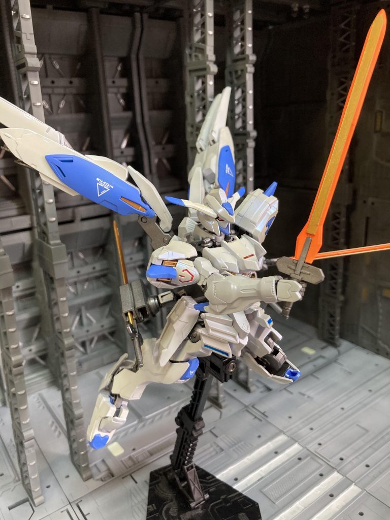 全体的に青味がかったパール塗装です。スラスター、電源ボタン？、目、バエルソードを蛍光で塗装し光るようにしてみました