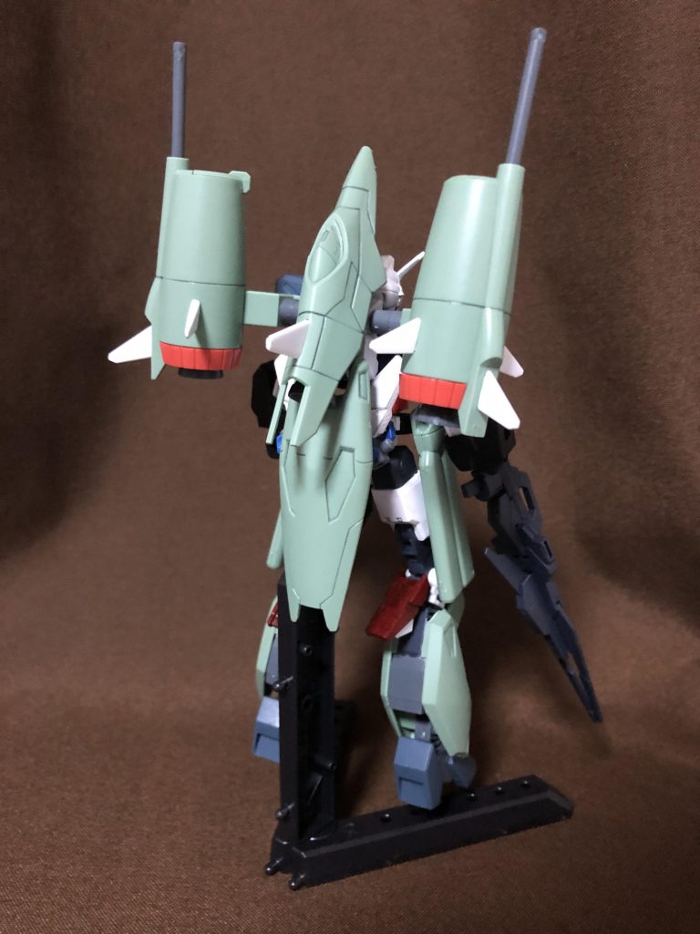 バックショット。このとき背中に付いていた飛行ユニットは、バックパックと干渉しないように90度回転させて下向きにしています。カオスガンダムの特徴的なパーツが背中や脚部に集中していることもあり、後ろ姿はほぼほぼカオスっぽくなりますね。
