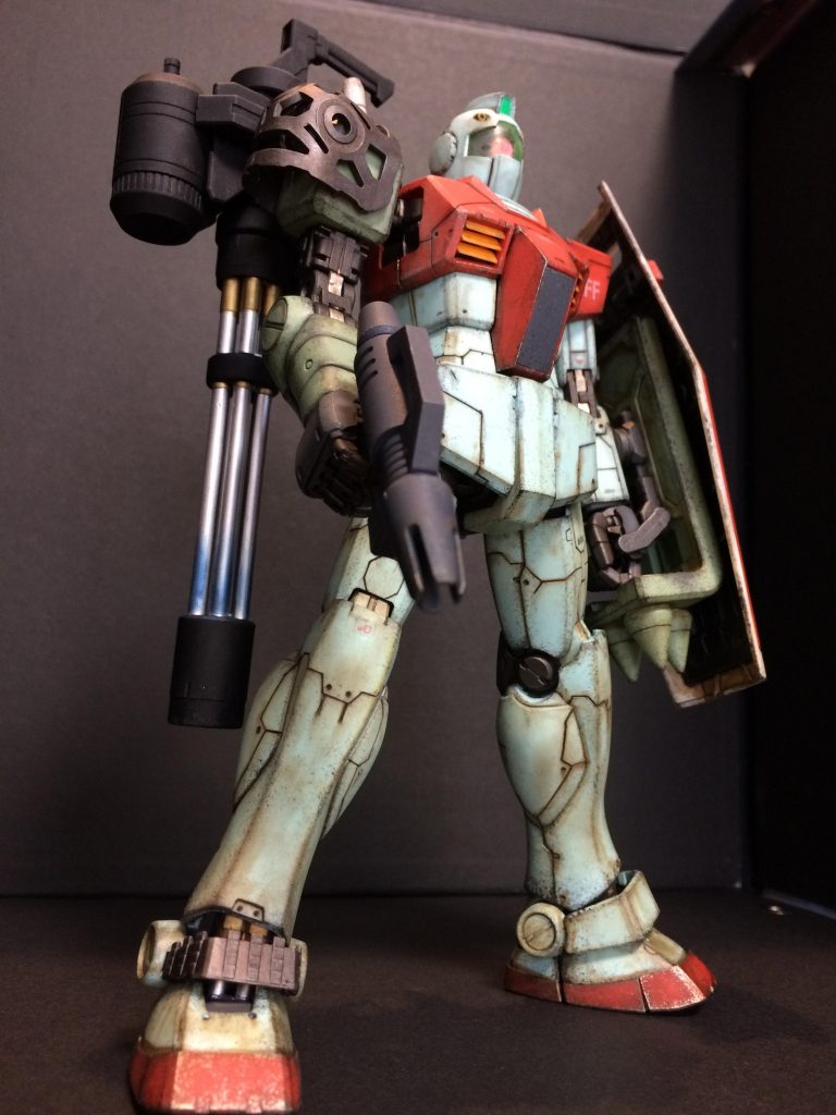 ビームスプレーガンver.です。自分の妄想が大きくなった結果、林哲平さんの作例から逸れていってしまったのですが、作ってる最中、MGジムがとてもカッコイイ‼️となっていきました。正直、ジムには何の思い入れもなかったのですが、ザクの腕や脚をツギハギするのは勿体ない‼️このキットを生かしたいという思いが強くなってしまったのも、今回の機体になった要因の一つです。というか、最大の要因です笑。ジムが大好きになってしまいました😍最初はお手軽なMGのミキシングに初挑戦!ゲム!何かいい感じ!という軽い気持ちだったため、フレームだけ露出する部分は塗装して、あとはゲート跡の処理をちょっとすればいいか!という気持ちが、いつしか消えていきました。フレーム露出部は塗装し、外装部分のほとんどをヒケの処理、面出し、エッジ出し、C面出し、曲面をキレイに出す作業に初めて注ぎ込みました。また、ジムの装甲にはパネルラインを追加し、ザクの装甲にはラインを入れない、という意識をし、ザクとジムの機体の違いという対比が出さればいいなという気持ちで、メガサイズガンダムのパネルラインを参考にスジボリしてみました。この2点が今回作成するに当たり、一番時間を費やしました。
