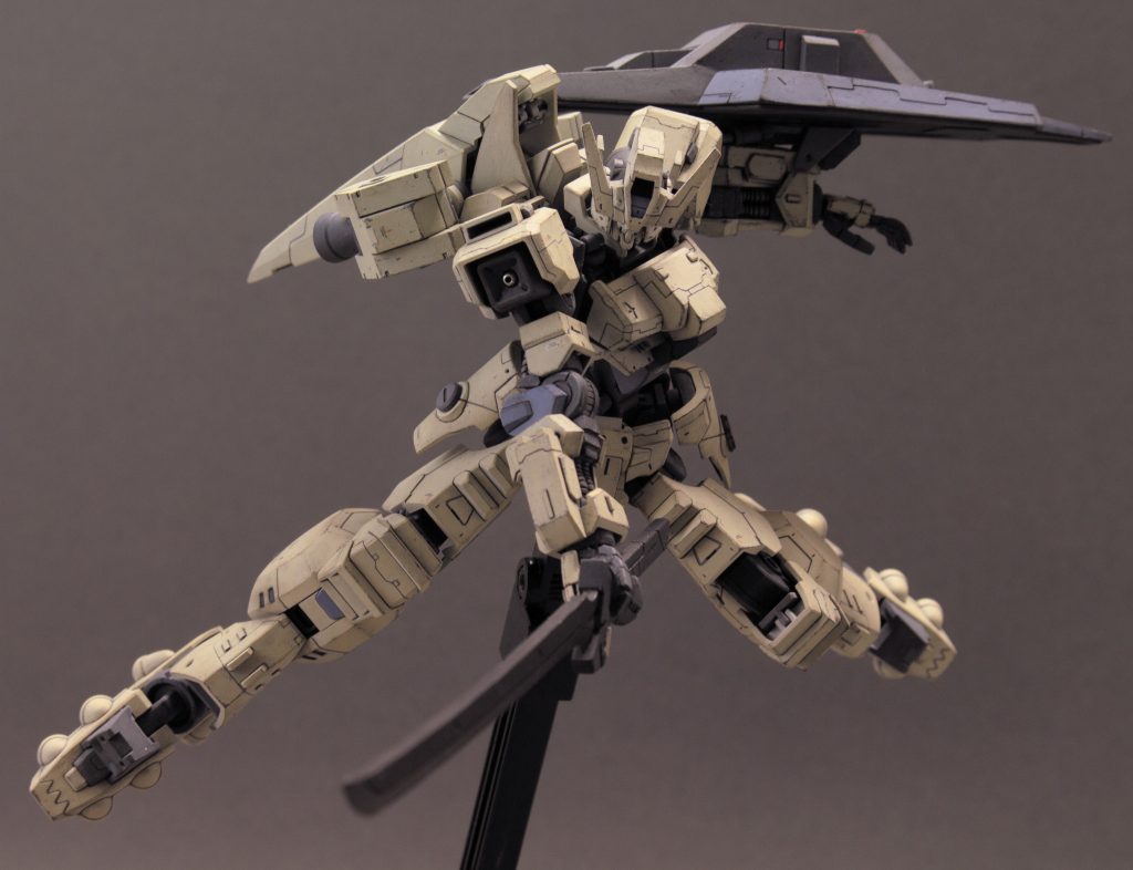 太刀は刀身を黒で塗装して半光沢でコート、持ち手部分をダークグレーで塗装後つや消しでコートしました。