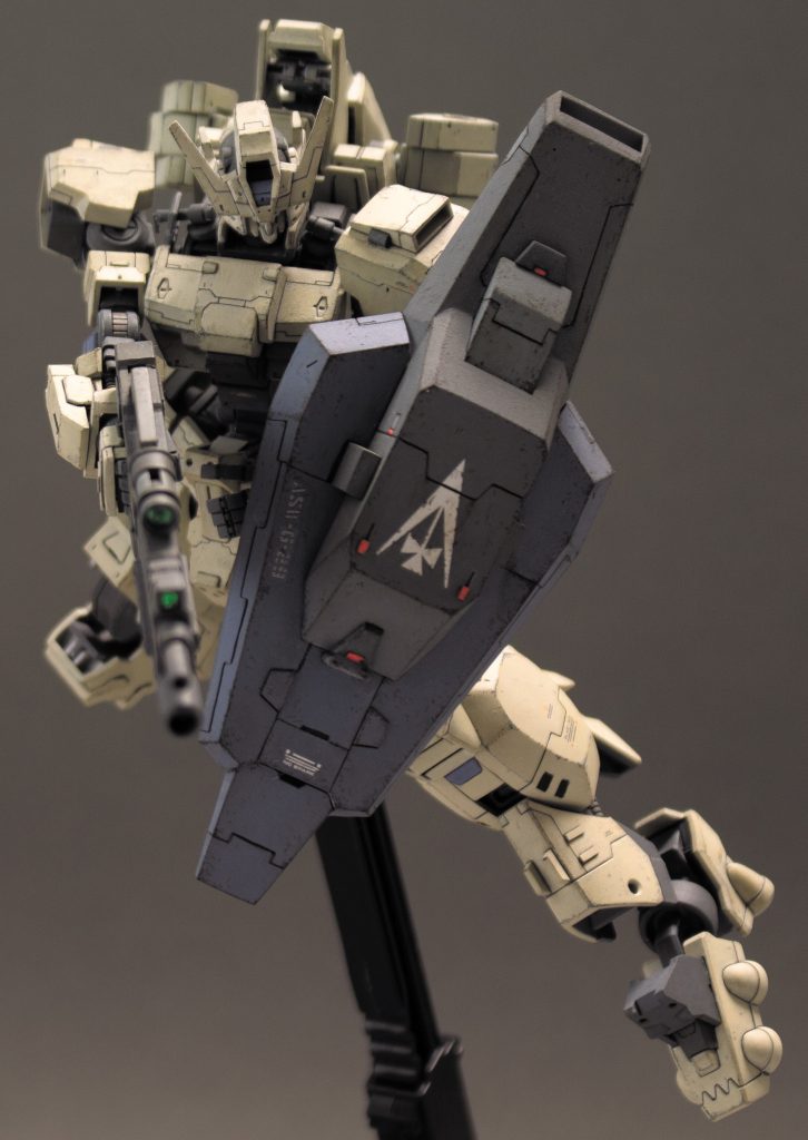 シールドを構えて。シールドのデザインは、デザイナーの形部一平さんつながりでカバカーリーの初期案のg-トワサンガの肩のシールドを参考にしました。ちなみに肩アーマーも同じ方デザインのアルケインを少し参考にしています。