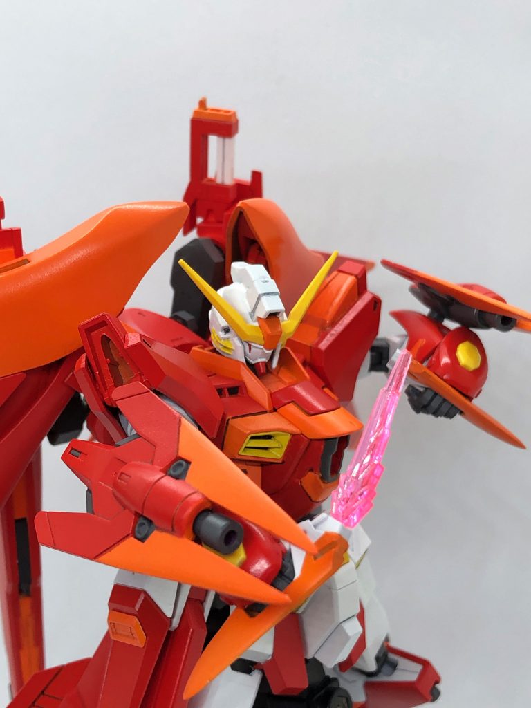 「フラッシュエッジ2改ビームブーメラン」デスティニーのフラッシュエッジ2の改良型。基本的にはデスティニーの物と同様だが、持ち手部分も武器として使用できる。「デビルブレイカー」両腕のビームガン、クロー、ゲシュマイデッヒ・パンツァーが組み合わさった兵装。近接戦闘への切り替えをスムーズに行うための兵装であり、対アンチビームコーティングを想定した兵装でもある。対象の装甲にクロー部分を突き立て、穴をこじ開け内部にビームガンを叩き込む運用を想定している。その特殊な運用法ゆえ通常のシールドのようにラミネート装甲ではなくヴァリアブルフェイズシフト装甲を採用している。既存の兵装も多く、頭部のMMI-GAU26 17.5mmCIWSのほかデスティニーからはMX2351 ソリドゥス・フルゴールビームシールド発生装置MMI-X340 パルマフィオキーナ 掌部ビーム砲ストライクフリーダムからはMA-M02G シュペールラケルタビームサーベルMGX-2235 カリドゥス複相ビーム砲MMI-M15E クスィフィアス3レール砲インフィニットジャスティスからはMR-Q15Aグリフォン ビームブレイドなどを採用しており、製作者の趣味で近接よりの機体ではあるが、どの距離でも対応できる万能機となっている。