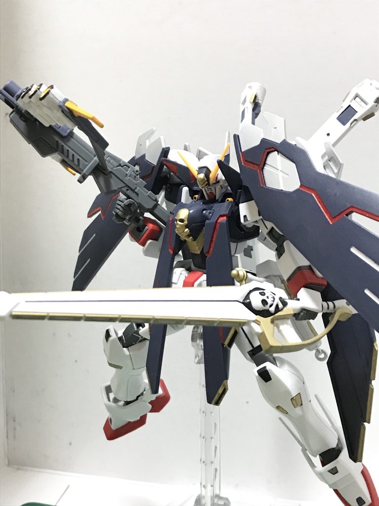 マントの裾は金に、表面のラインにはメタルレッドとシルバーで塗装