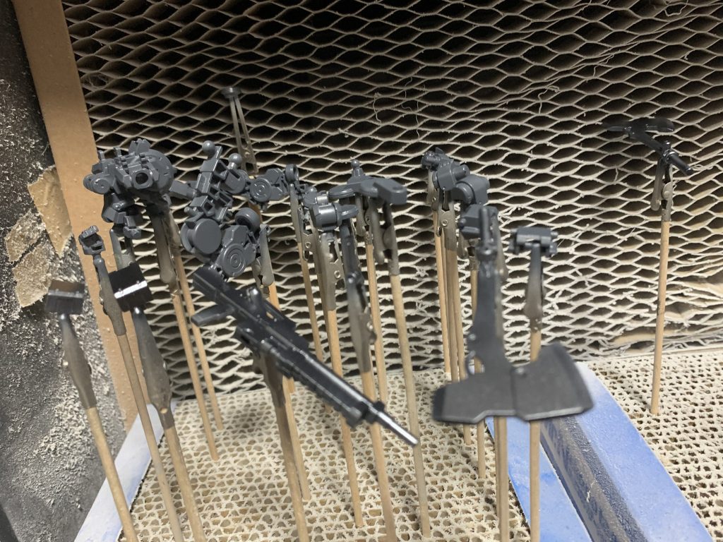 グレイズフレーム部分　一体目　ガンメタル　二体目　グレー80 ガンメタル20