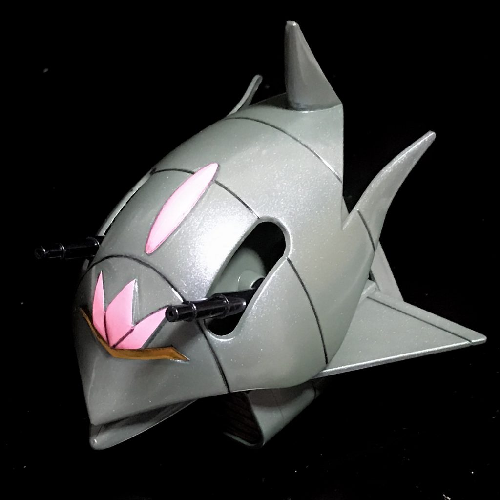 何十年かぶりに合わせ目消しをしました。いつもめんどくささが勝ってしまいます。今回は上側の1本だけ、さすがにど真ん中の合わせ目はカッコ悪いので、頑張ってみました。