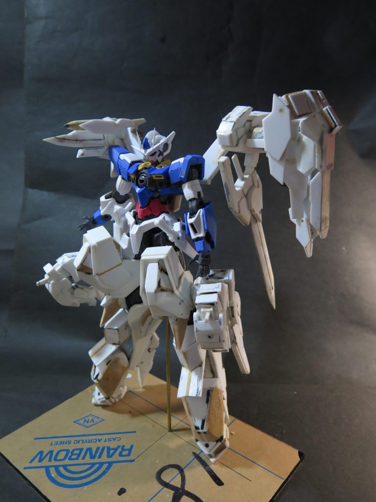 制作は一機のMGのクアンタフルセイバーしか使えません、それ以外の部分は全部プラバンやエポキシパテでスクラッチしたものです。または手首はコトブキヤのをベースとして使いました。