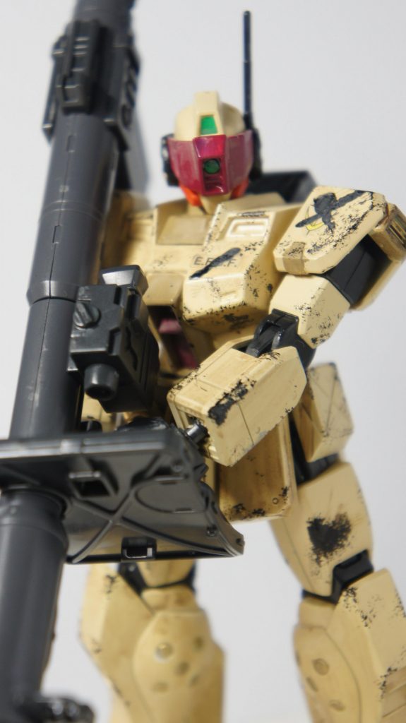 武器はドムドローペンなどが使っていたラケーテンバズーカをそのまま流用。もともと持っていたビームスナイパーライフルとビームサーベルは整備と補給が出来ずオミット前に出ないことで誤射を防ぎます。