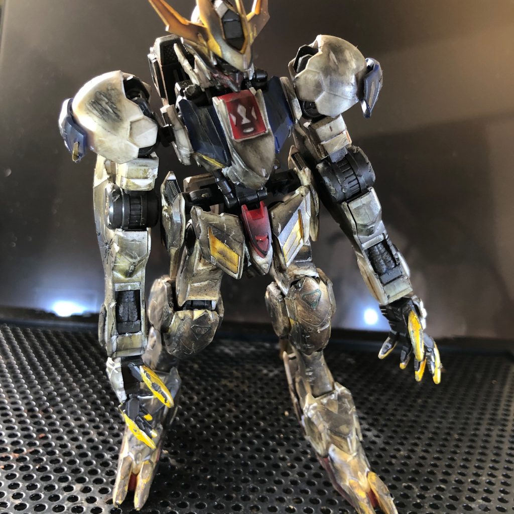 腕と頭のける前とコックピット部品をヒートカッターで切る前です