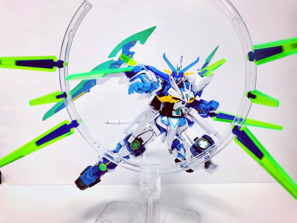 Cファンネルを前腕に挿し込んで使用する機能も前型機から引き継いでいる。