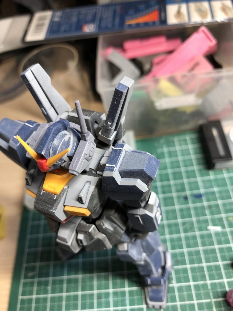 合わせ目を小さく切ったプラ板でディテール風にすることで誤魔化しました。