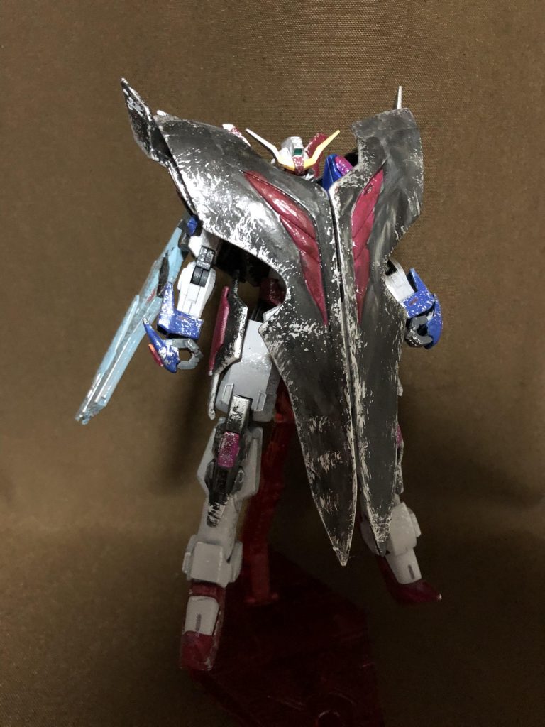 《ゲシュマイディッヒパンツァーフリューゲル》フォビドゥン系列機やレクエイム中継ステーションに搭載されていたビーム偏向装甲。本機に装備されているものは高推力スラスターも兼ねたウイングユニットとなっており、前面に展開することで防御力を強化する『クローク形態』への変形も可能である。また本機の発生させる偏向磁場は単なるビーム防御の目的のみならず、後述する『炎の翼』の制御装置としての役割も担っているなど、この機体の運用において核となる機能がこの装備に集約されている。ハイパーデュートリオンエンジンによる稼働時間問題の解消。ヴァリアブルフェイズシフト装甲による実弾兵器の無力化。そして本武装の対ビーム兵器においての絶対的な防御力を兼ね備えたデスティニーアパスは、理論上では『無敵』のモビルスーツであると言えるだろう。