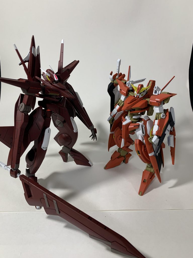 発展元のスローネツヴァイと。 コンセプトや外観は多少似通ったところがありますが、手足の長さでまるで別物ですね。