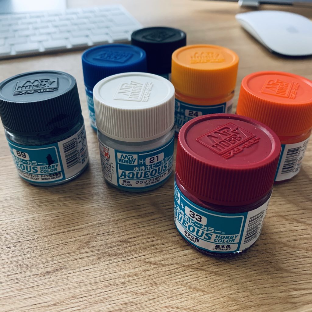 塗料は新水性ホビーカラー。匂いは筆塗りの時とほとんど変わりません。快適でした。ただ、うすめ液も使うので念のため防毒マスクをしました。