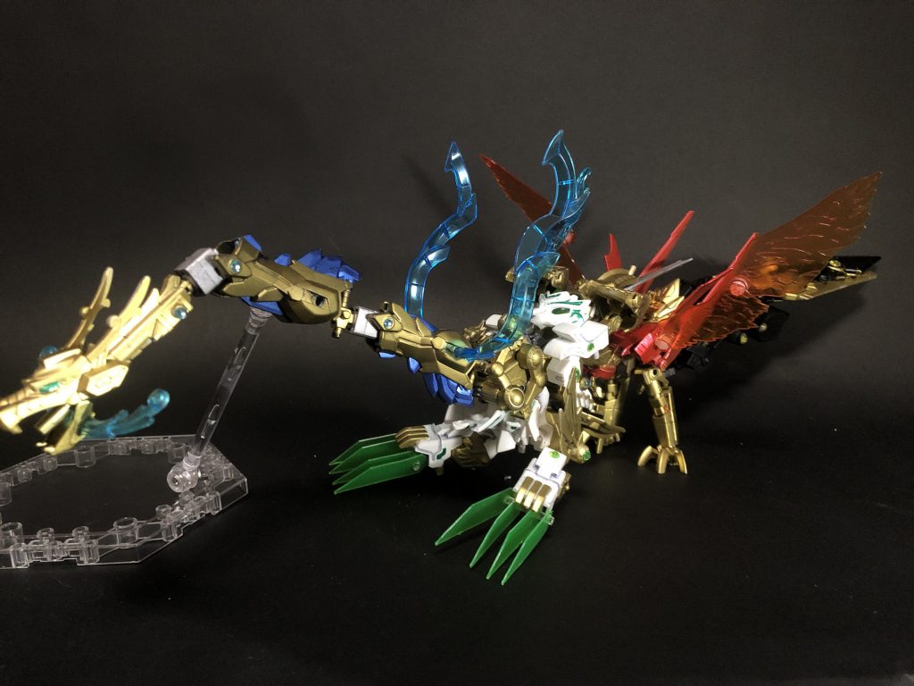 パワー全開!これで決まりだ!可動はほぼ無く、ほとんど置物ではありますが…よく5体を1つに合体できたなぁ、と自分で自分を褒めてあげたいです(古い)そして、今回はこれで終わりではありません。まだ、余ってる人がいますね…?そう!ストライク本体と黄龍・真の超聖獣合体!