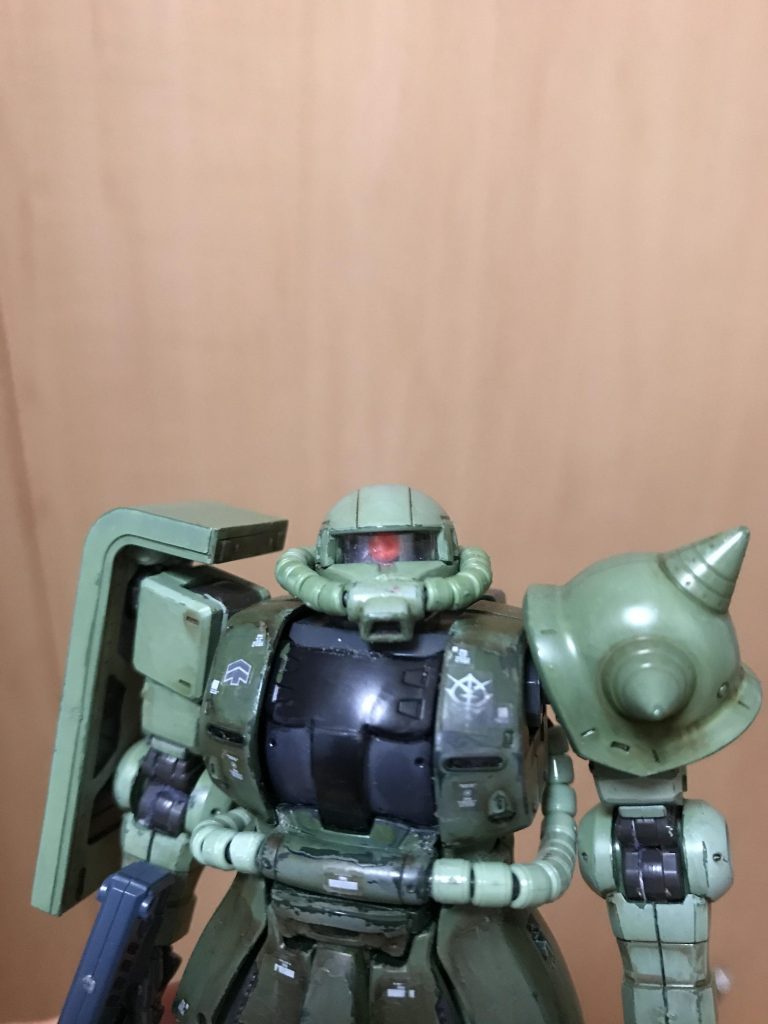 モノアイの取り付け部は元のゴーグル部分を裏返したものです。モノアイはウェーブのH・アイズ、ゴーグル部分はRGのモノです。