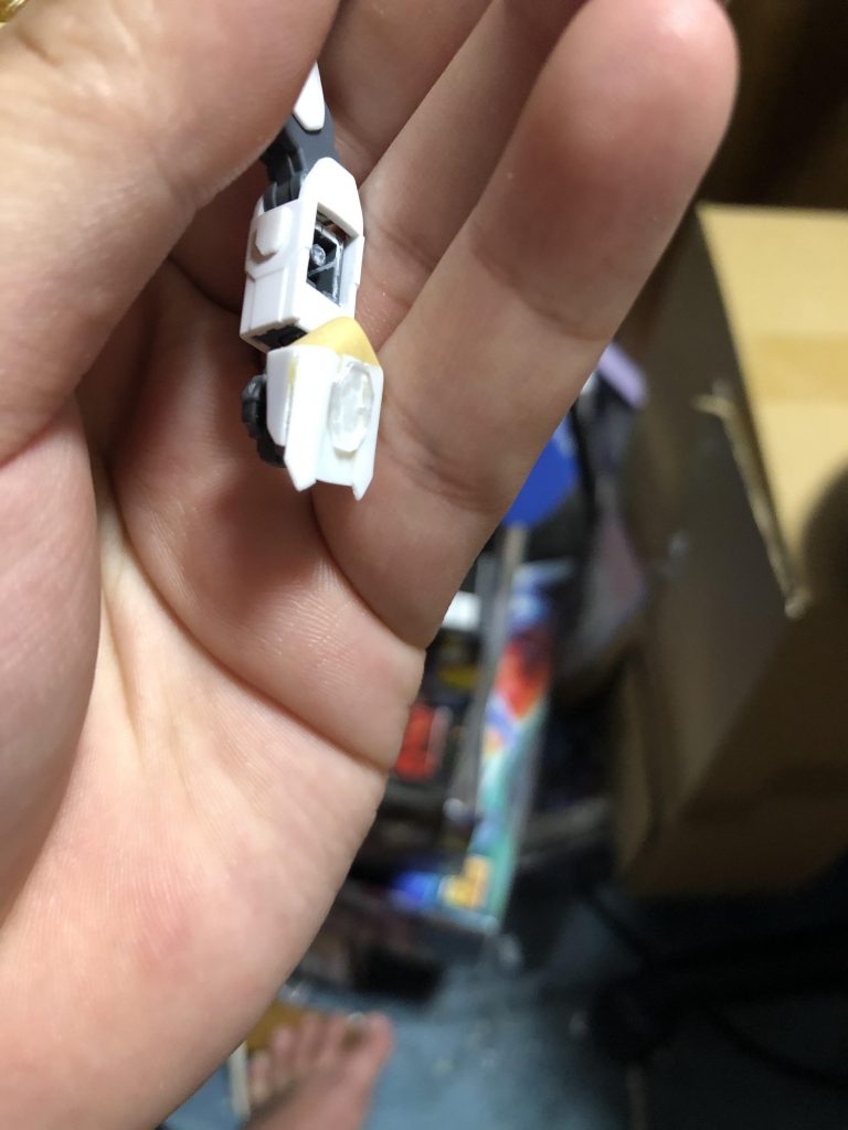 手の甲はこんな感じでレジンで真ん中のヤツ複製してパテとプラ板で作成しました。驚くくらいデスティニーのものと形が一致しなかったんでやけくそになって作ってやりましたよえぇ…