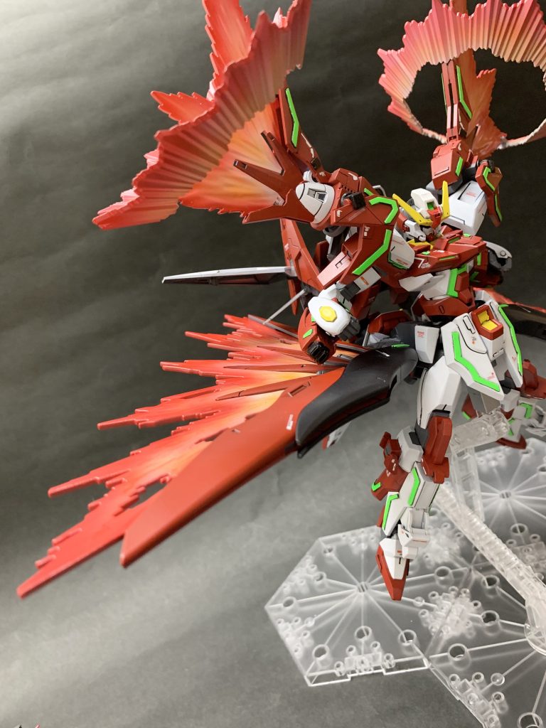 光の翼は攻撃にも使えるという設定