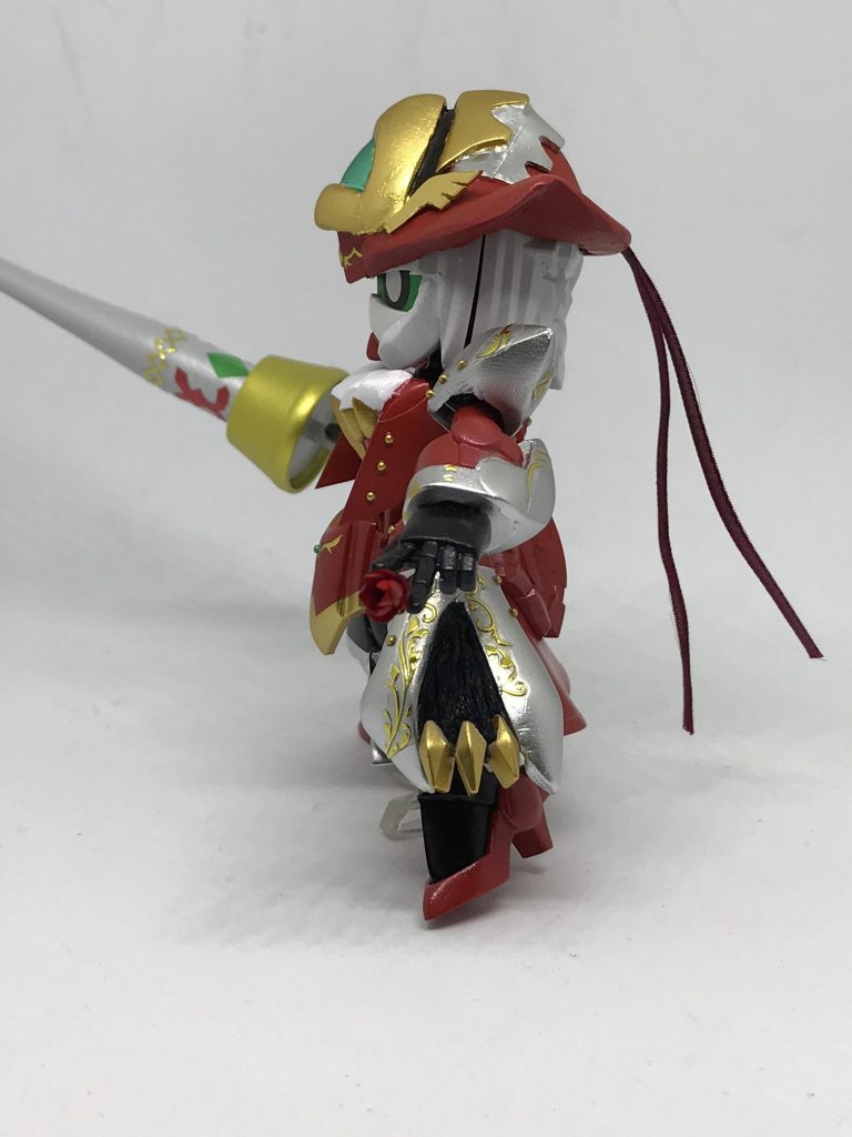 帽子にリボン、腰には毛糸を使いました 