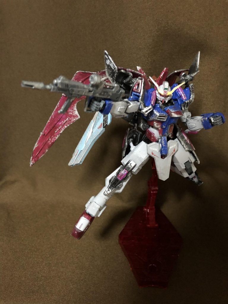 ※ここからは武装の紹介になります※《高エネルギービームライフル》ZGMF-42Sデスティニーと同型の標準的なビームライフル。《カリドゥス改 複相ビーム砲》アビス、ストライクフリーダム等に装備されていた腹部内臓ビーム砲の発展型。本機に搭載されているものは更なる改良により威力・連射性ともに向上しており、また本機の武装の中では唯一