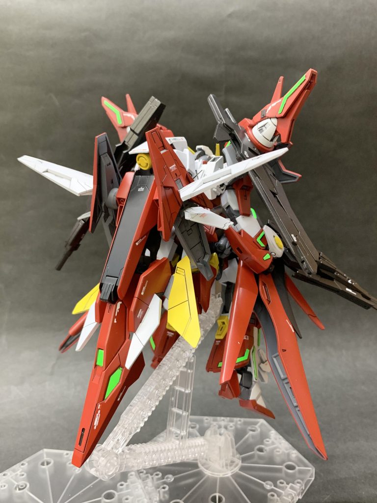 背中はダブルオーダイバーエース、アヴァランチエクシア、ユーラヴェンガンダムのパーツを使用。