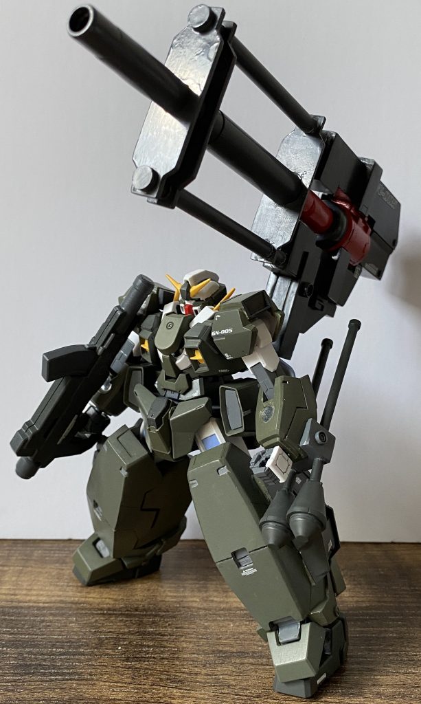 改造点は頭、肩、膝下、バックパック、左肘下、武器です。パンツァーファウストや膝下の形状など、細かいところはアバウトです。また、カラーリングは00Pのムック本を参考に塗料を揃えましたが、調合はフィーリングなので暗めになりました。