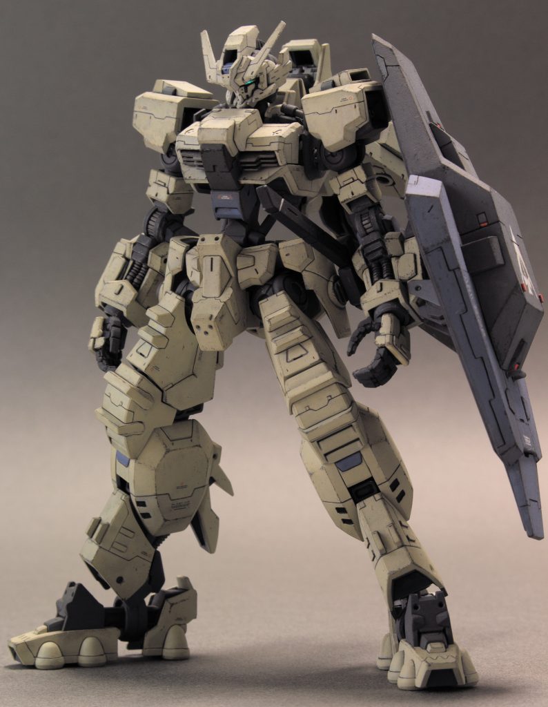 上半身がごつくなってしまったので、バランスとるために脚部を5mmくらい延長しました。肩アーマーとシールドはプラ板から自作しました。