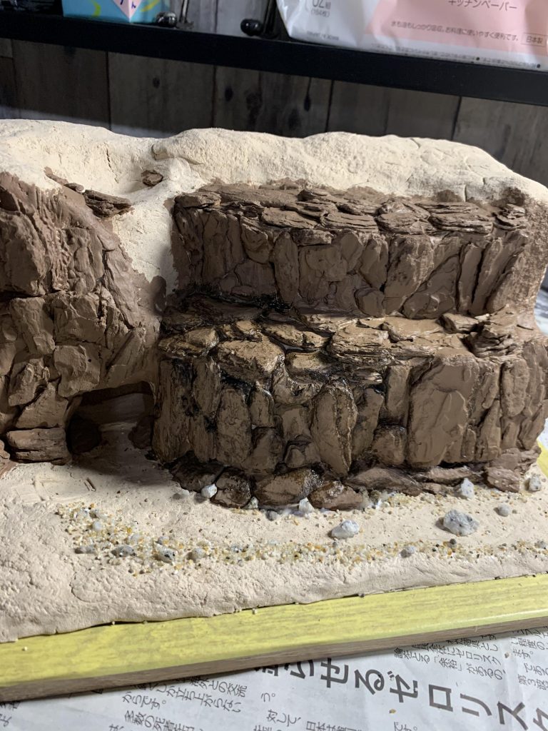 ガンプラゎMr.ウェザリングカラーとリアルタッチマーカーでのウェザリングです✨(写真ゎ省略)発泡スチロールの土台に100均の木粉粘土とウッドチップ、小石を貼り付けて油彩絵具で色つけ❗️