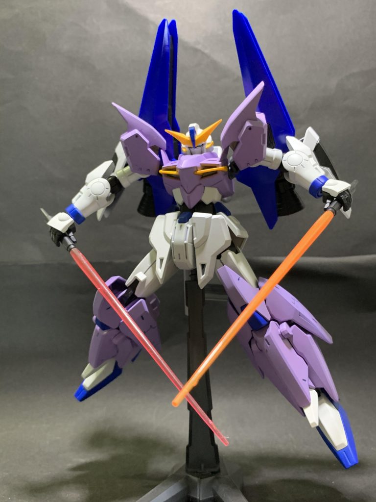 シールドは連結できたりブースターに装着できたりと取り回しが良く便利。ビームサーベルは脛裏のものを使用しています。