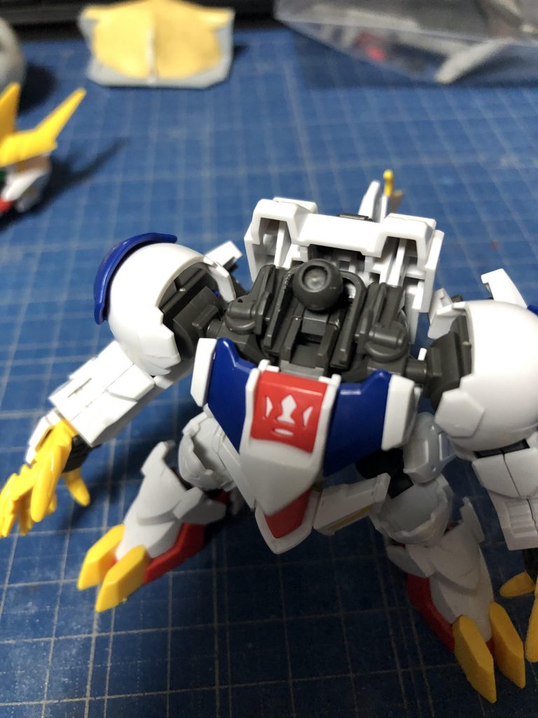 アゴが引けないので首のボールジョイント移動。