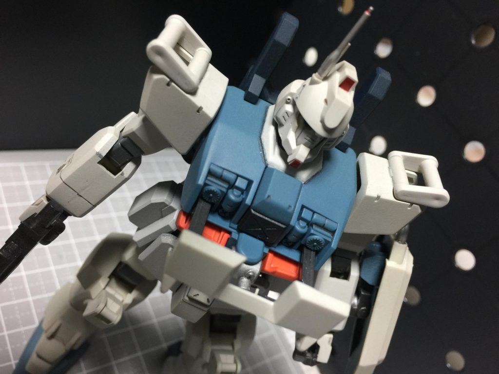 劇中でこんなシーン無いと思いますけど、胸が開きます。話の流れからして陸ガンからEz8改造するシーンが要ると思うんですけど、いつの間にか乗り換えていて、1話飛ばしたのかと焦って見直してみたりした記憶があるような無いような。