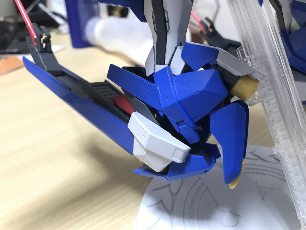 今回のダッシュユニットだが、ポン付けで取り付けたのでその方法を説明しよう私の場合色々試したがダブルオー(セブンソード)の足にダッシュユニットを挟んで取り付けるのが1番簡単だった