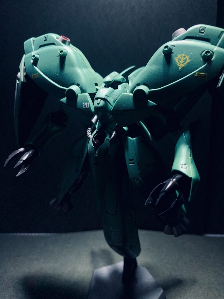 異形感を出すため、スポットライト撮影いい感じです^_^後はαアジールとビグザムも積んでますが、MAも食傷気味なので別のを作ろうかな？