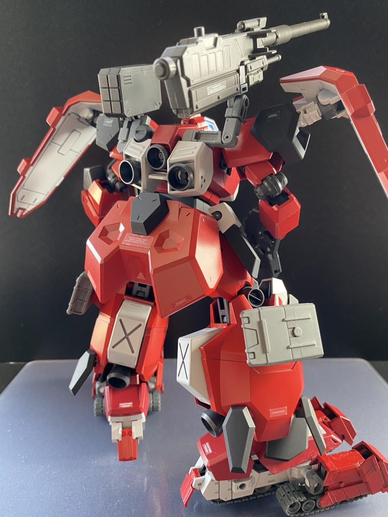 近接兵装を持たないことが弱点だが、キャタピラタイプの脚部による高いダッシュ性能と、信地旋回などを利用した旋回性能の高さもあり、ただ接近しただけでは返り討ちにあう場合もある、鈍重な見た目に対し意外に小回りの効く機体である。