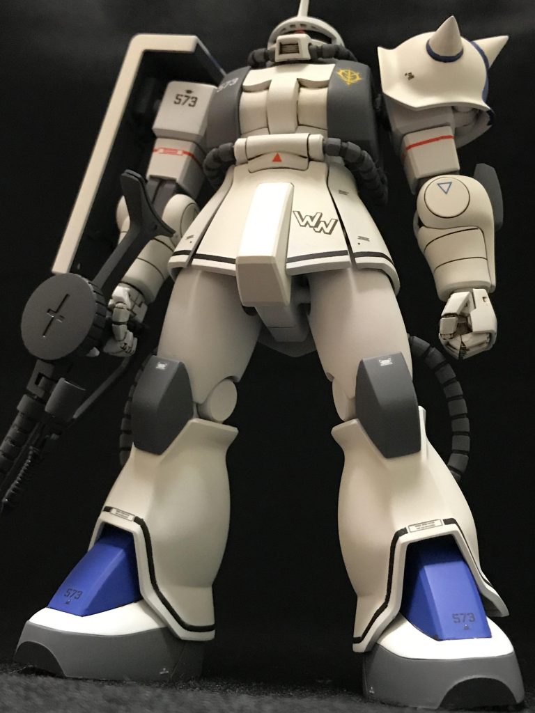 リバイブされた新しいザクには無い魅力をと思い、取り組んでいましたが野暮ったさが少し残ってしまいました。なのでアオリで撮影してごまかしてます。頭部をもう少し小型化出来れば俺的ベストバランスになったかも。