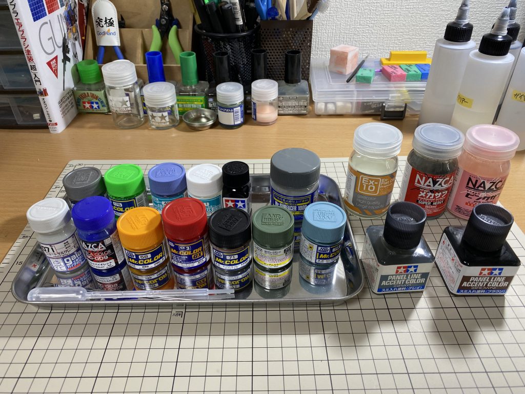 使用した塗料。白:ニュートラルグレー(ガイア)青:コバルトバイオレット(NAZCA)黄:黄橙色(クレオス)赤:ハーマンレッド(クレオス)黒:ミッドナイトブルー(クレオス)ビーム砲:MSグリーン(クレオス)ビームソード:エアスペリオリティーブルー(クレオス)胸部薄い青:ホワイト+すみれ色(クレオス)ツインカメラ:シルバーの上に蛍光グリーン(クレオス)関節部:メカサフスーパーヘヴィ(NAZCA)などなど。トップコートはガイアのプレミアムフラットクリアー。