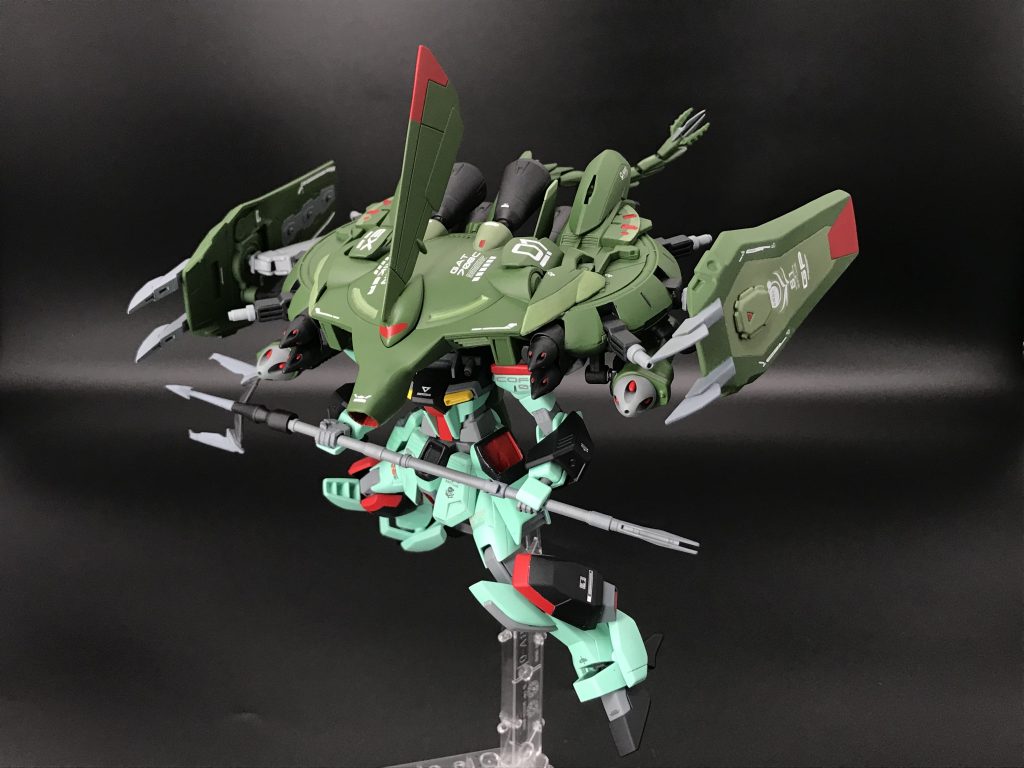 バックパックの頭のパーツを換装してフォビドゥンブルーっぽいトサカ状のアンテナをつけた物にしています