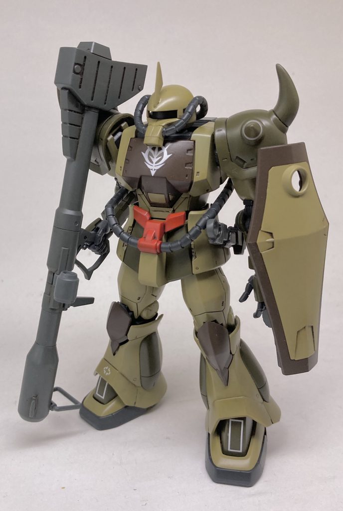 固定武装のないグフってどうなん？と思ってたけど、やっぱり物足りない。というわけでジャイバズやゲルググキャノンの三連ロケット砲なんか装備させました。