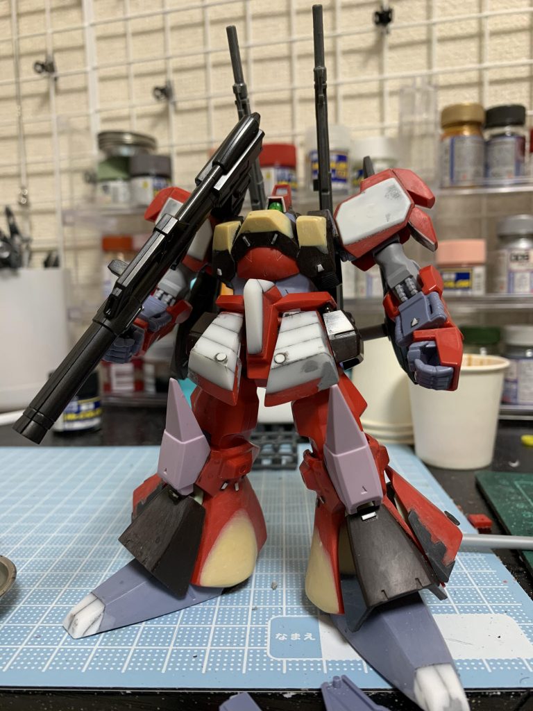 パテ盛ったり、プラ板貼ったりでかなり形を変えました。クレイバズーカが小さくて迫力に欠けるので他からの流用を考えたのですが、結局ぴったり合うものがなくて、作り直しました。